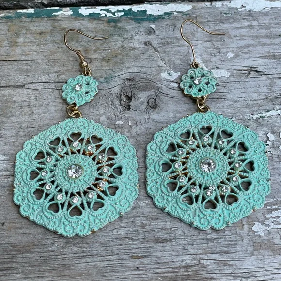 Turquoise green medallion earrings - Picture 4 of 13